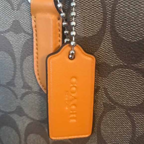 COACH Taylor Tote in Signature - Picture 3 of 6